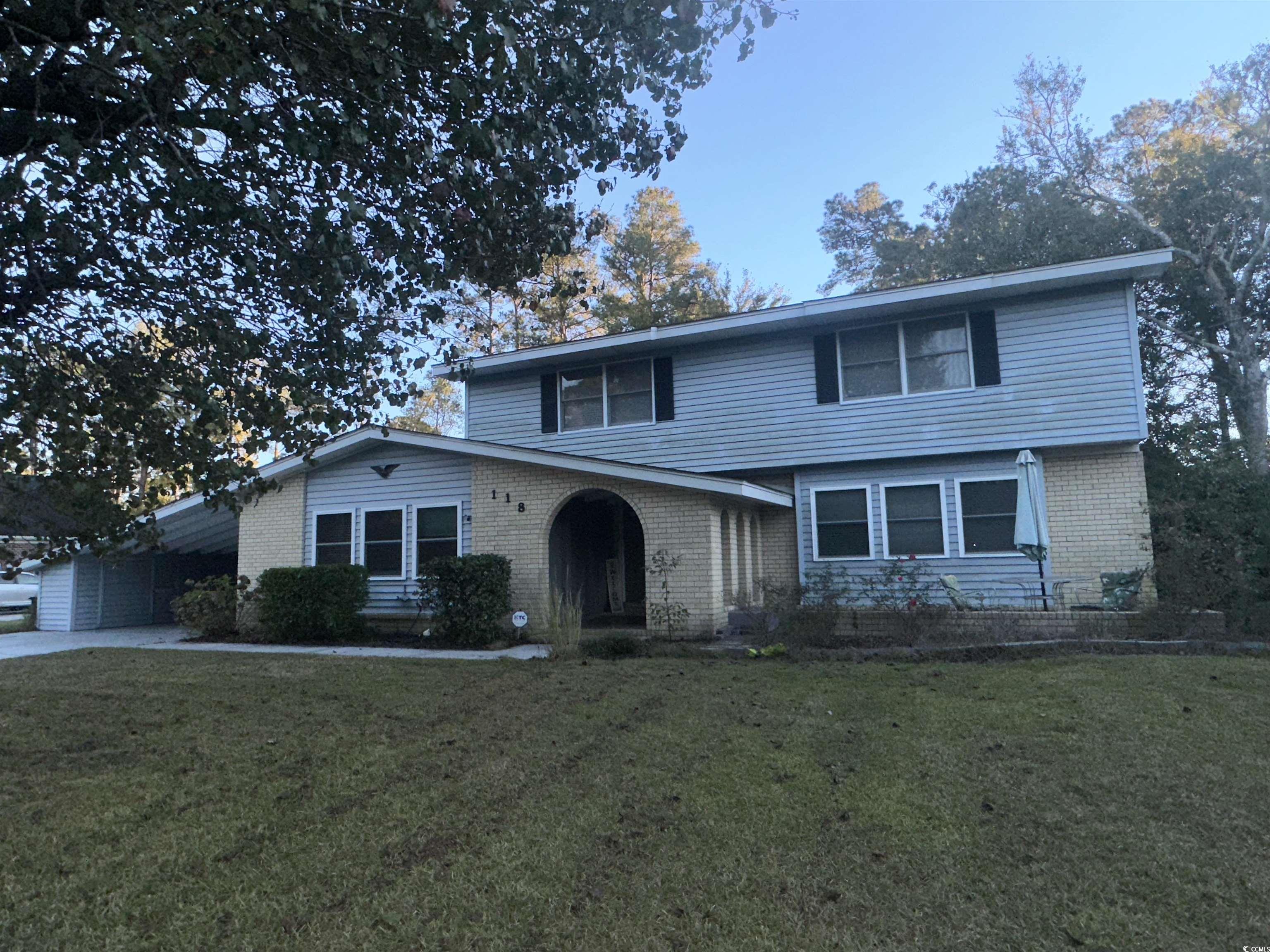 Front of property featuring a front lawn