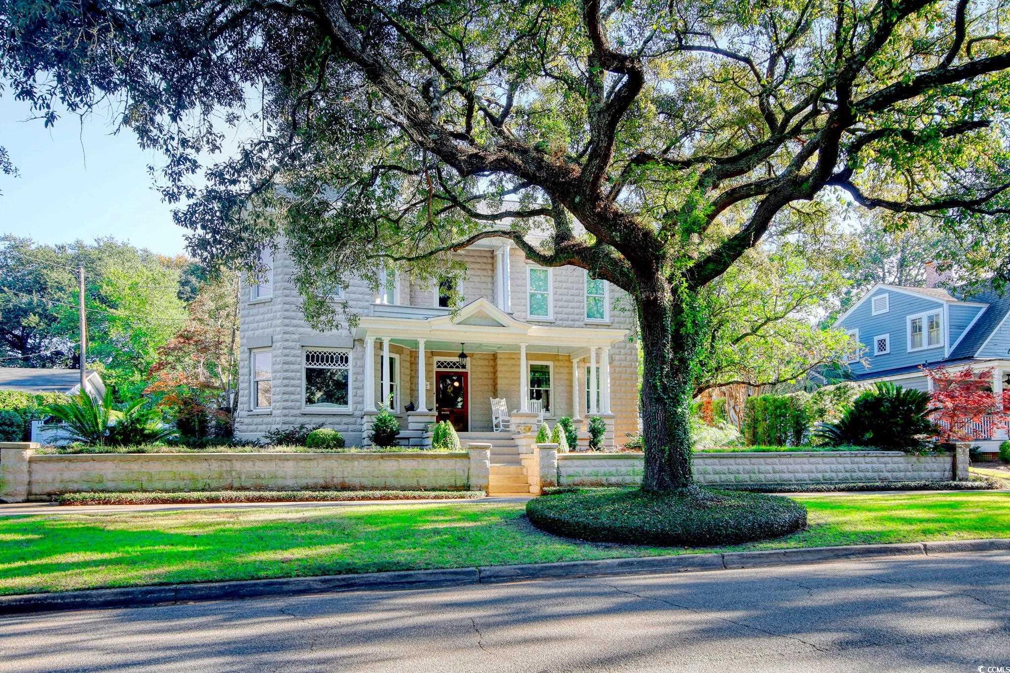 View of front facade with a porch and a front yard