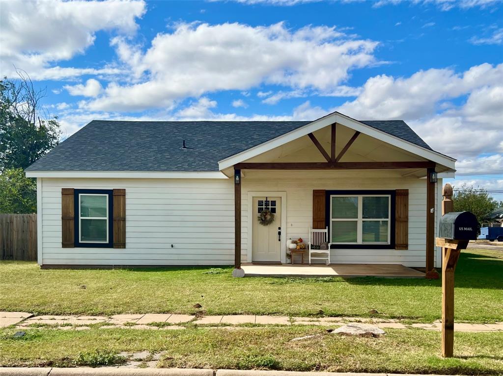 a view of a house with backyard and porch