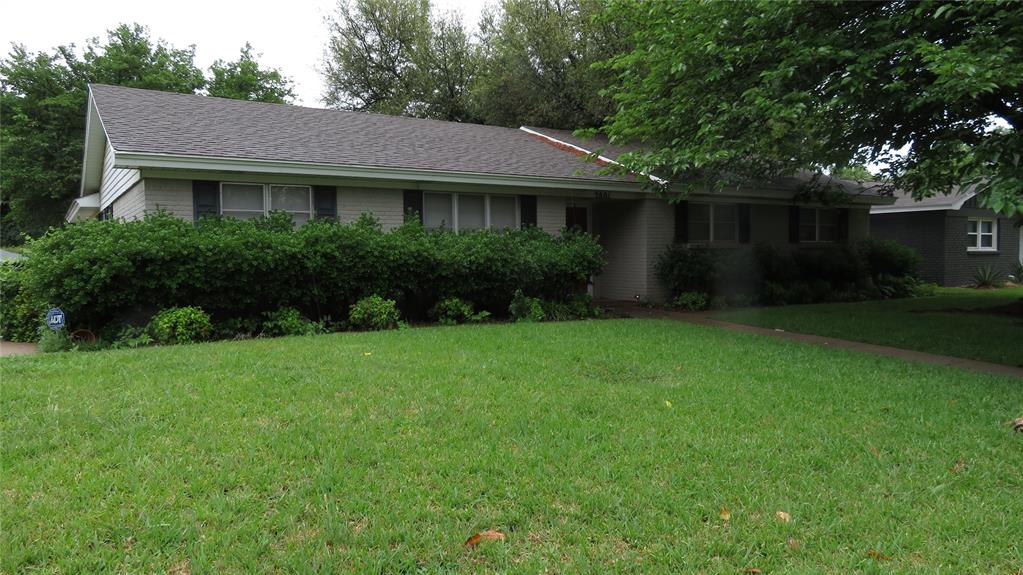 Ranch-style house with a front yard