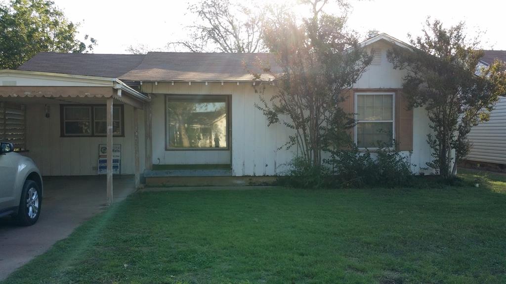 a view of a house with a backyard