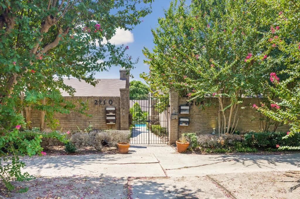 Behind the gated entry, 4 patio homes share a quiet courtyard with inground pool. The favored Galleria area location is close to The Galleria, Texas Medical Center, Downtown and endless first-class shopping, dining and entertainment.