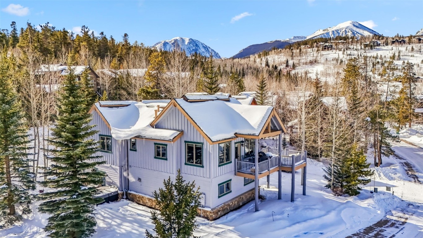 Snowy aerial view featuring a mountain view