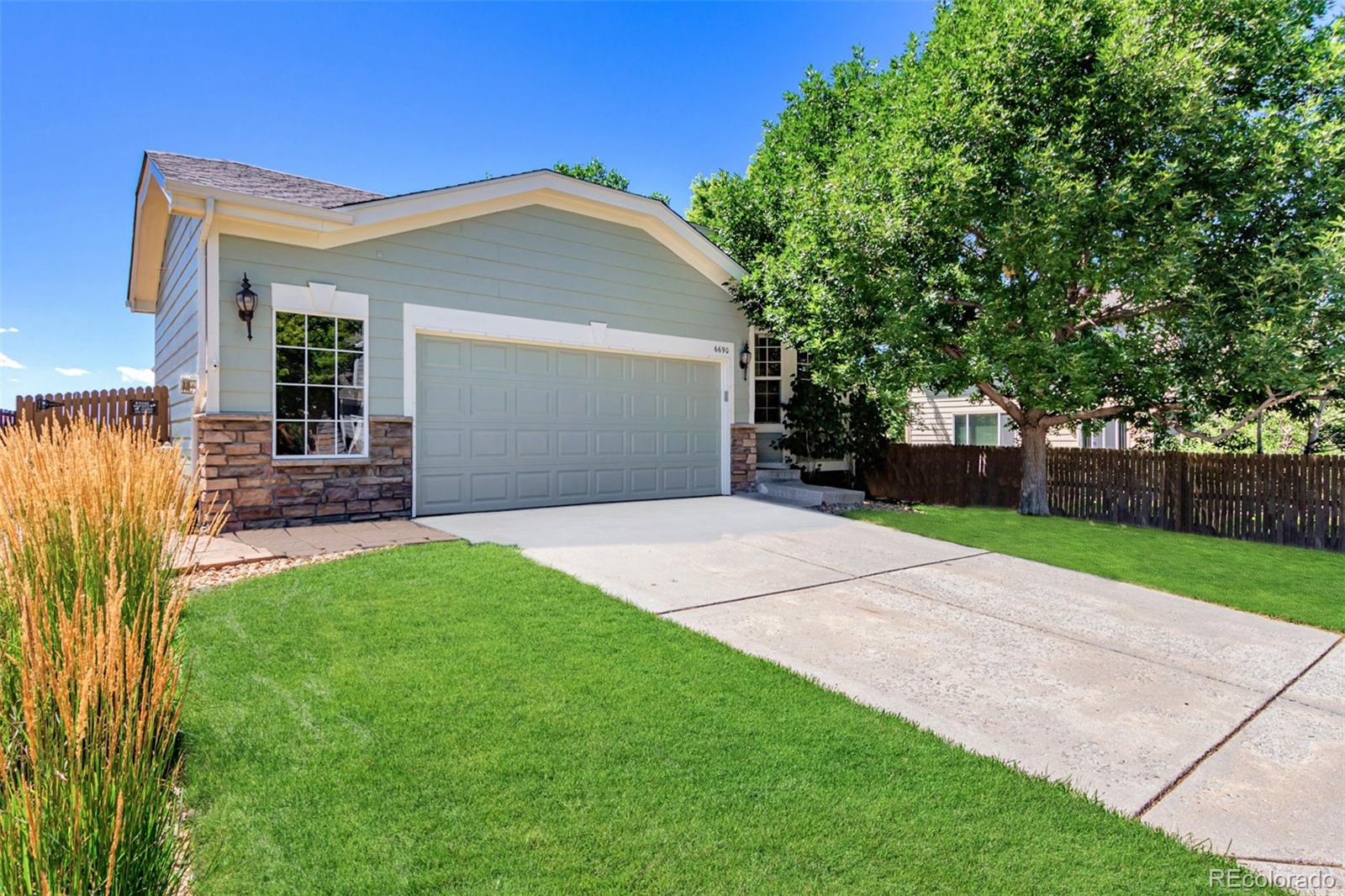 a front view of house with yard