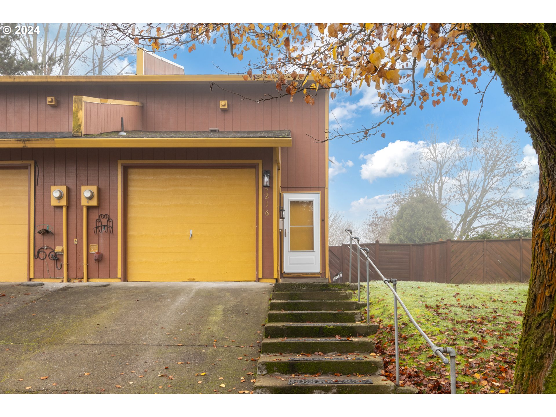 a view of entryway with a front door