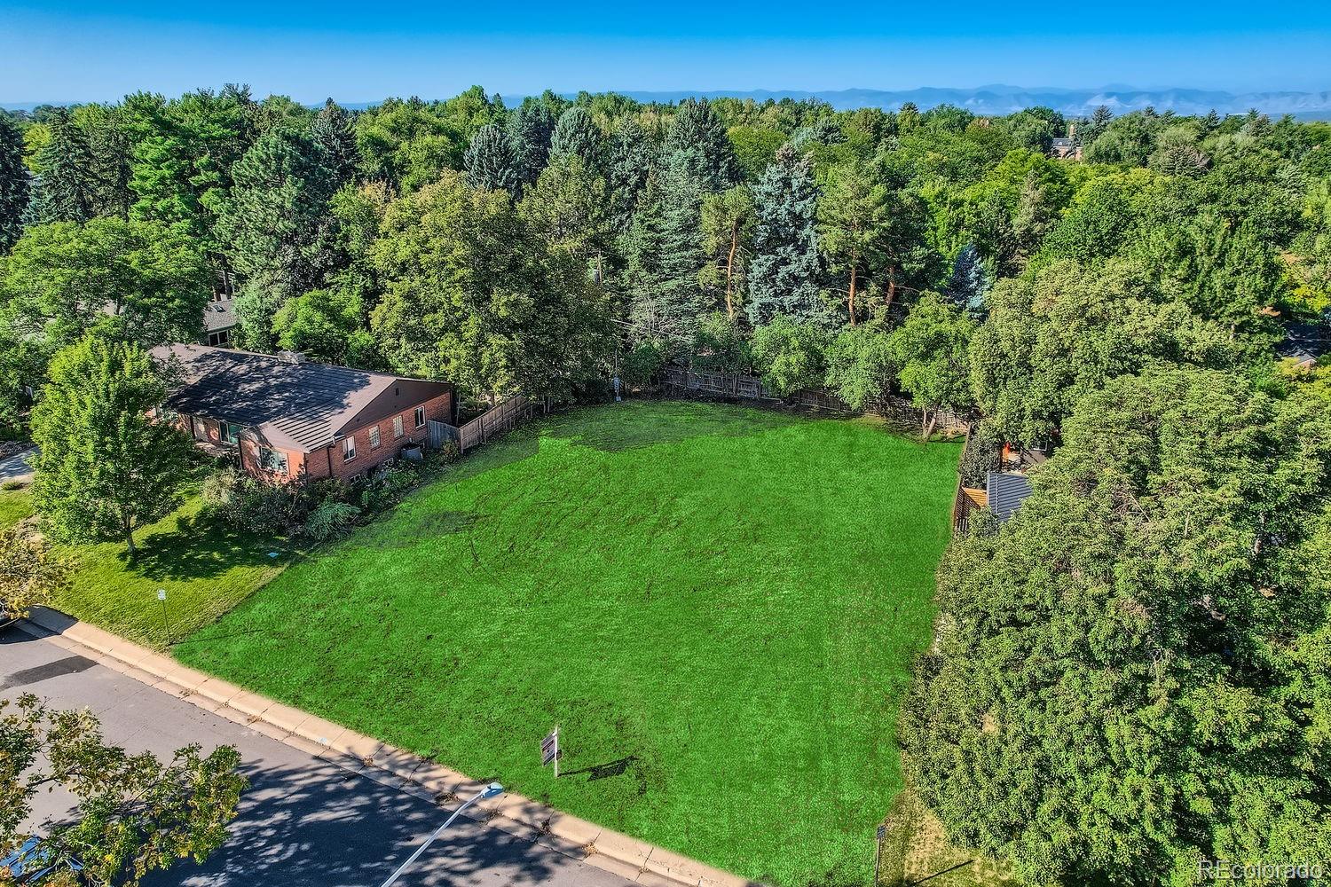 a view of a back yard