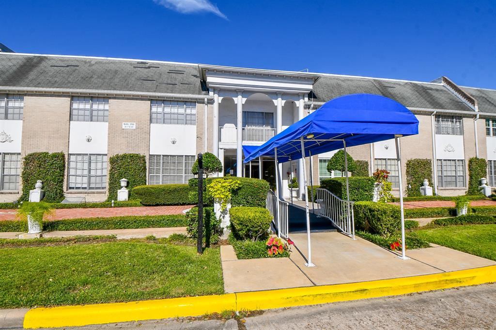 a view of a house with backyard and swimming pool