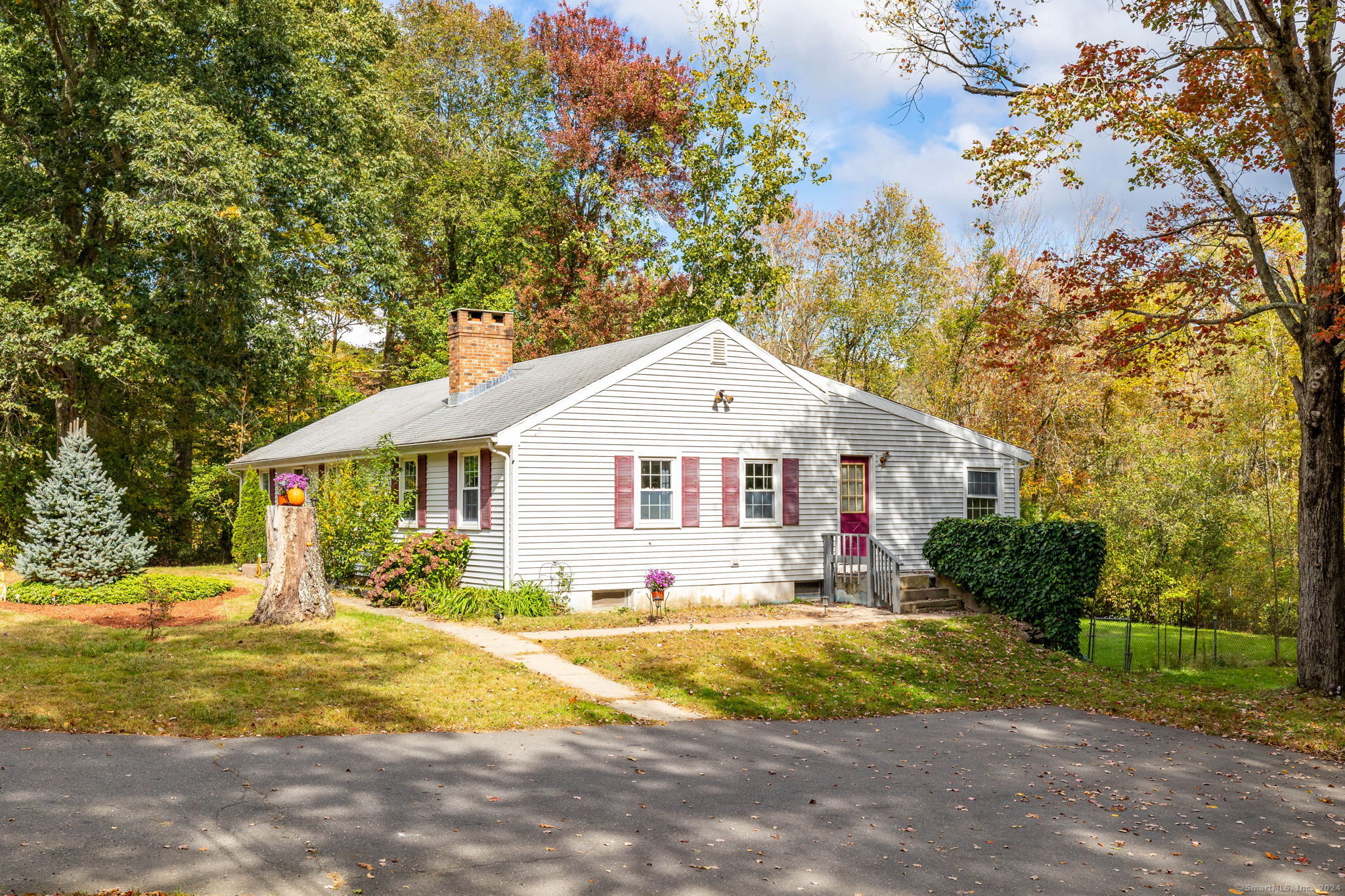 a view of a house with a yard