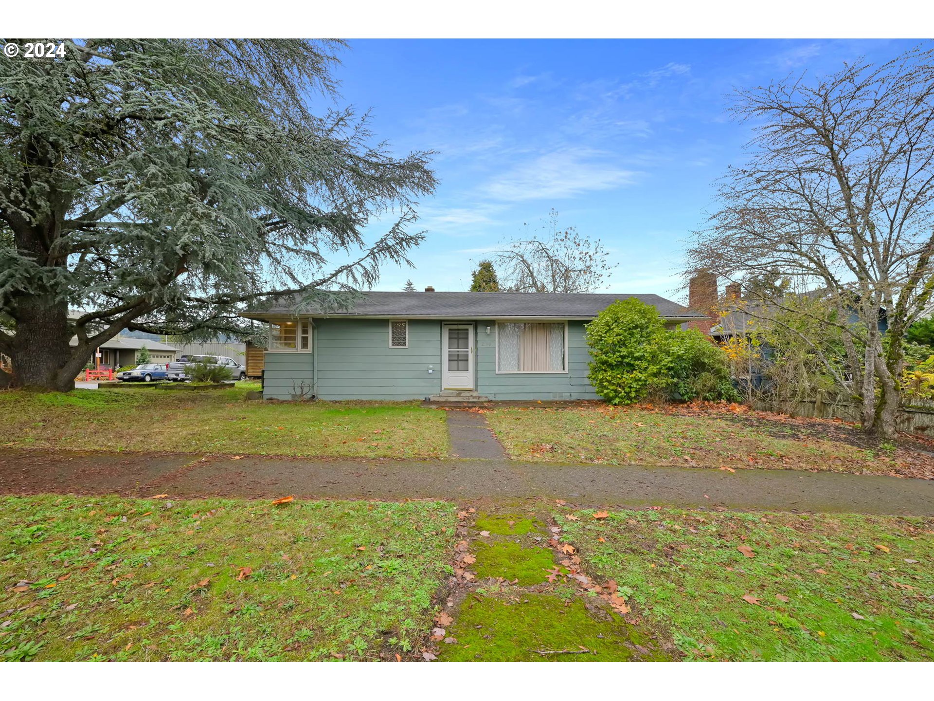 a view of a yard with a house