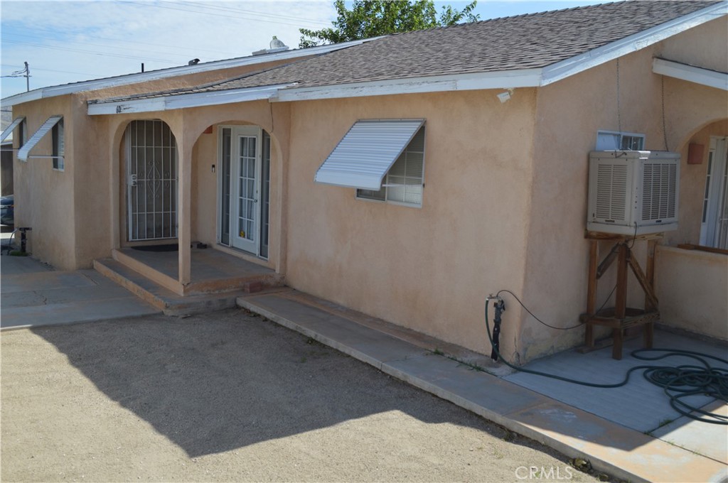 a view of a house with backyard