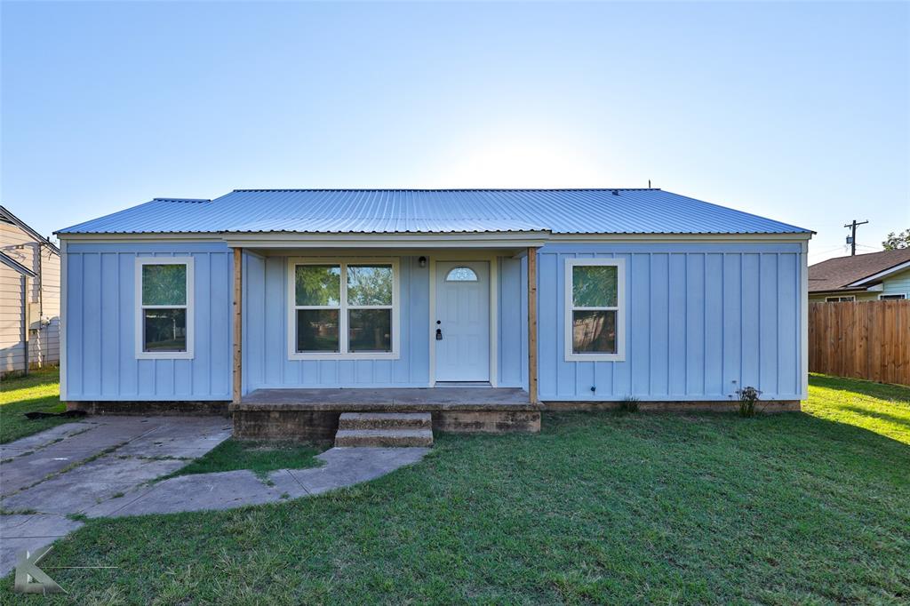 a view of a house with backyard