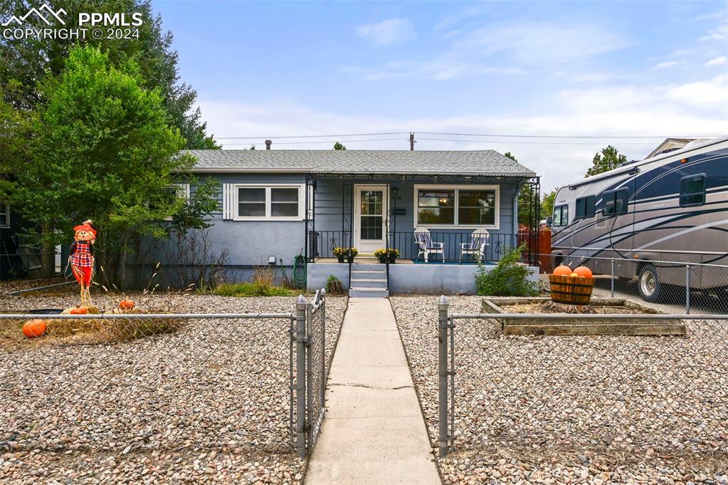 a view of a house with backyard and sitting area