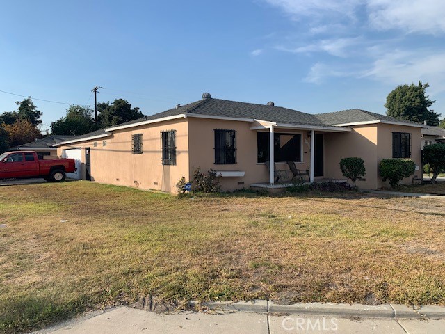 a front view of house with yard