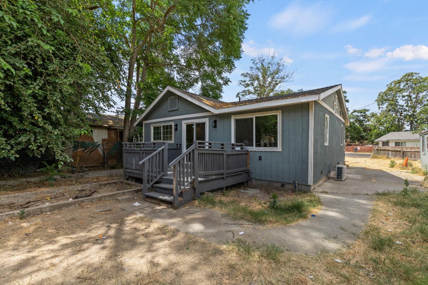 a view of a house with a yard