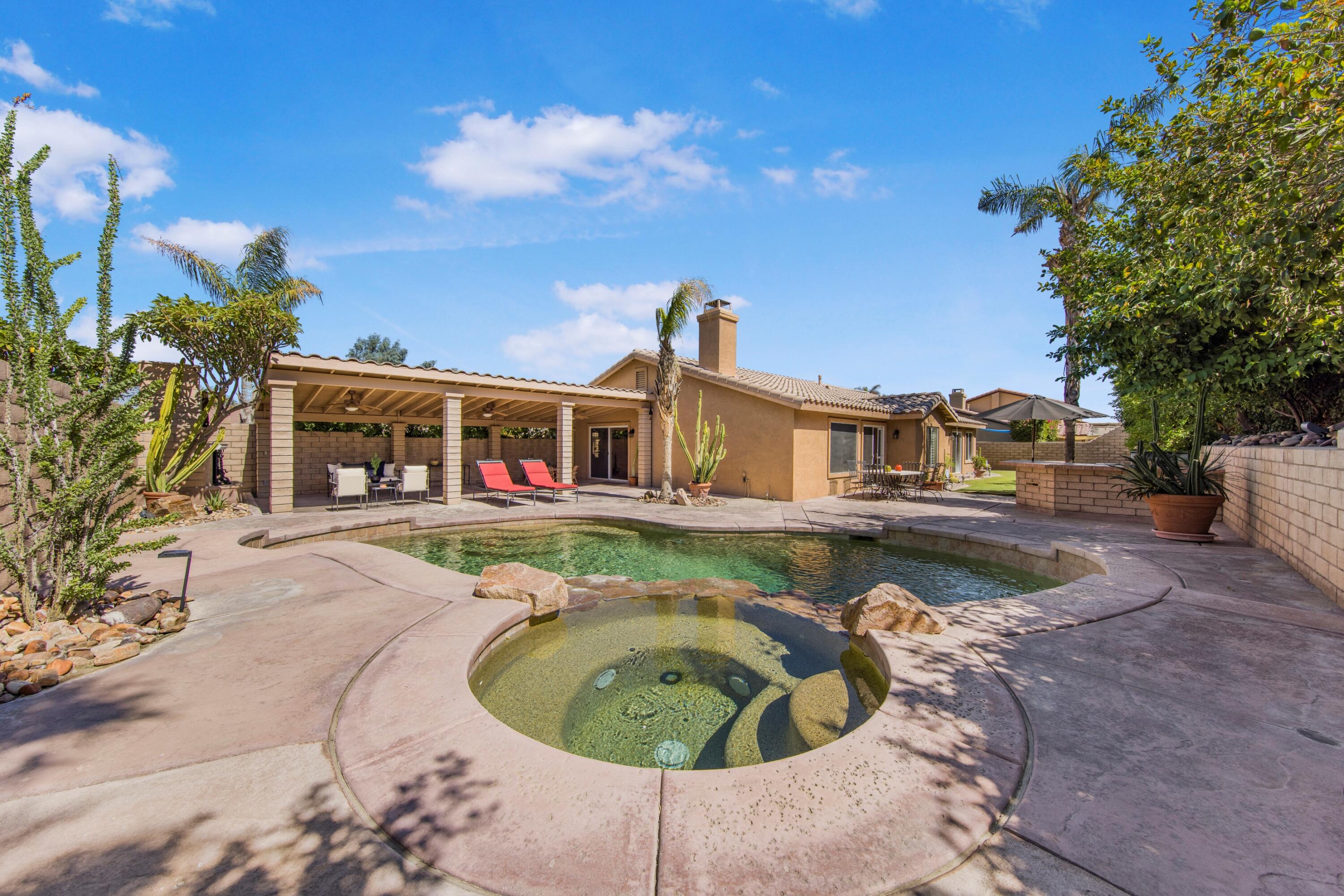 View Jacuzzi:Pool Backyard