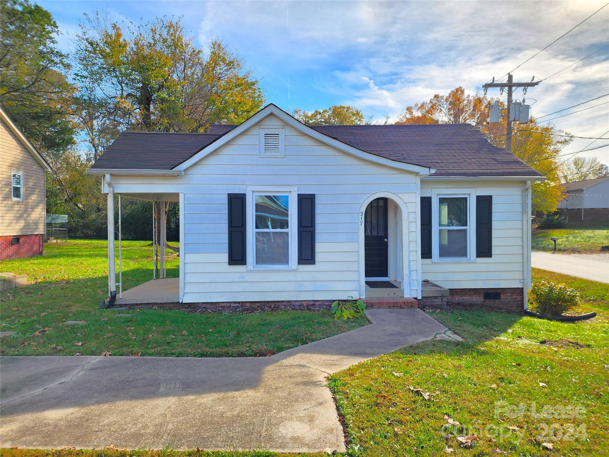 a view of a house with a yard