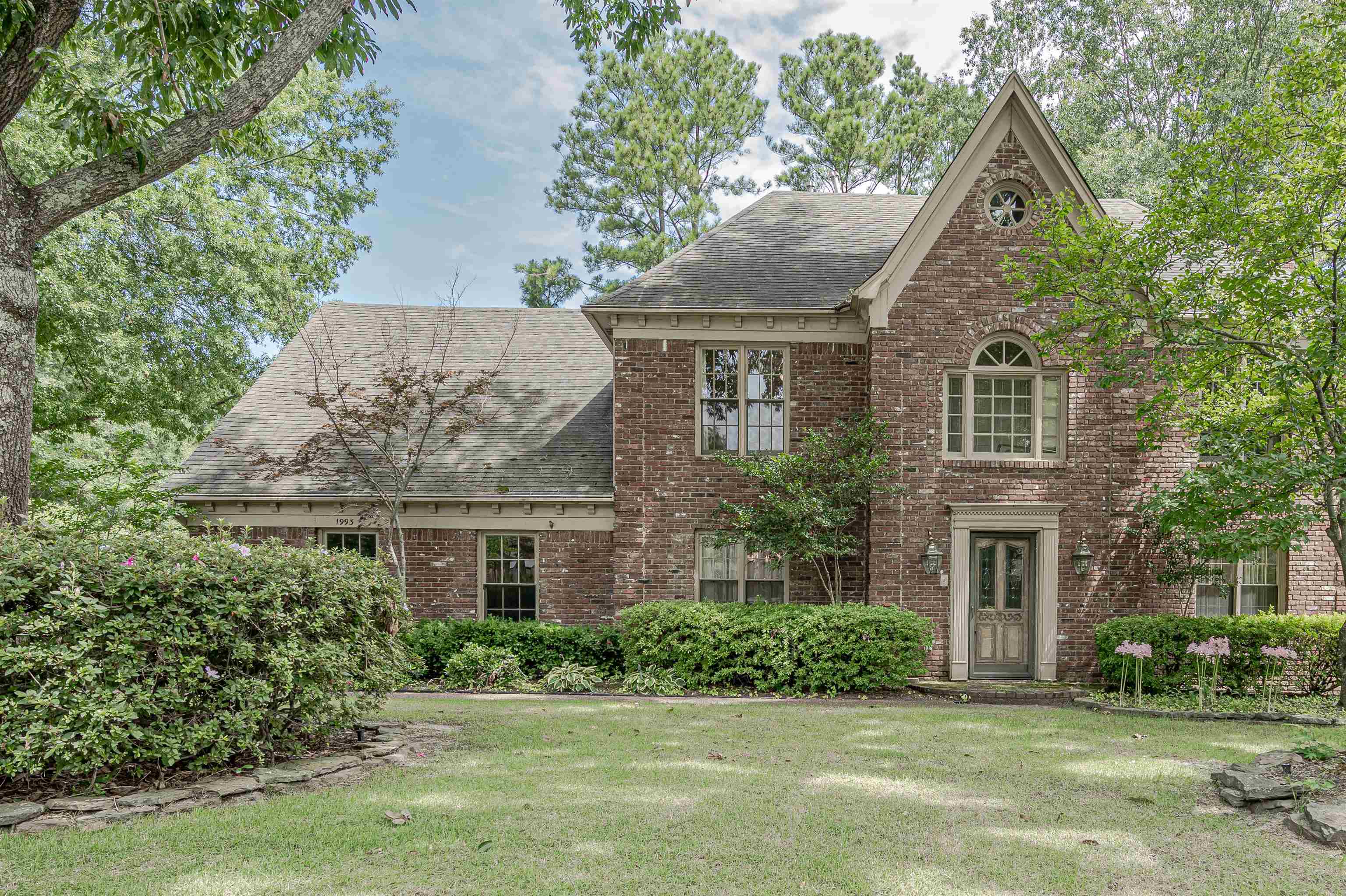 View of front of house featuring a front yard