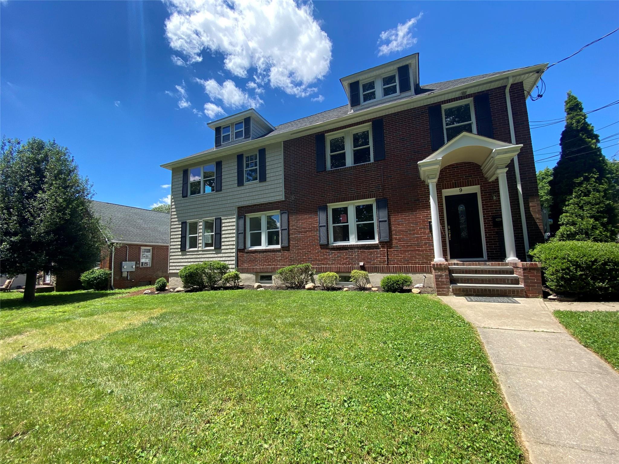 View of front facade with a front yard