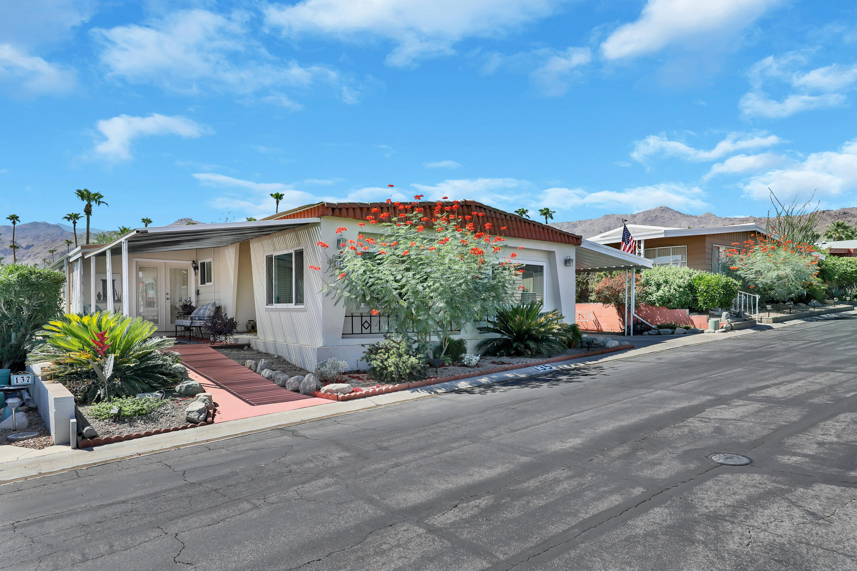 a view of a house with backyard and garden