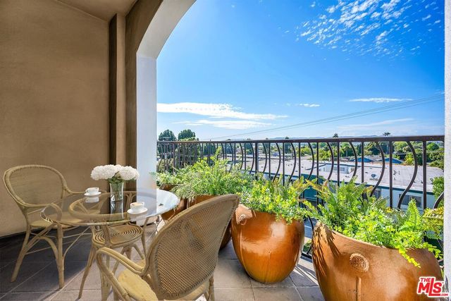 $999,000 | 3401 South Bentley Avenue, Unit 306 | Palms