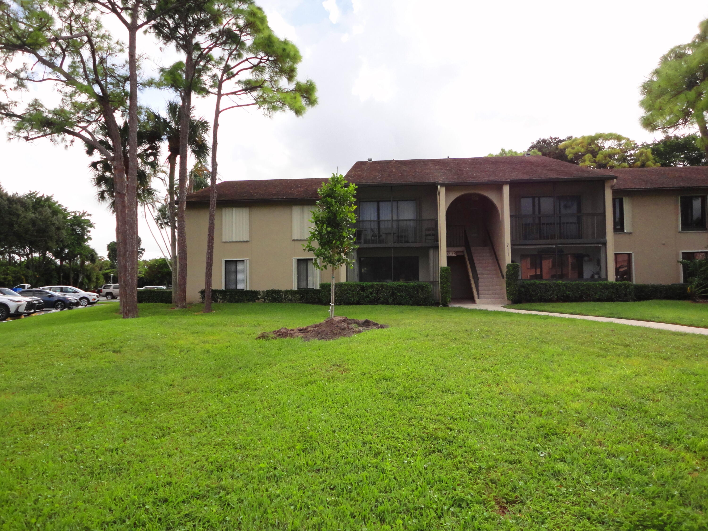 a view of a house with backyard