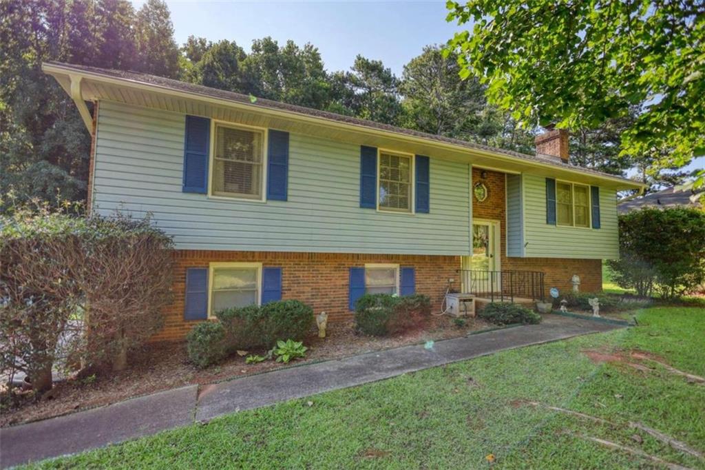 a view of a house with a yard