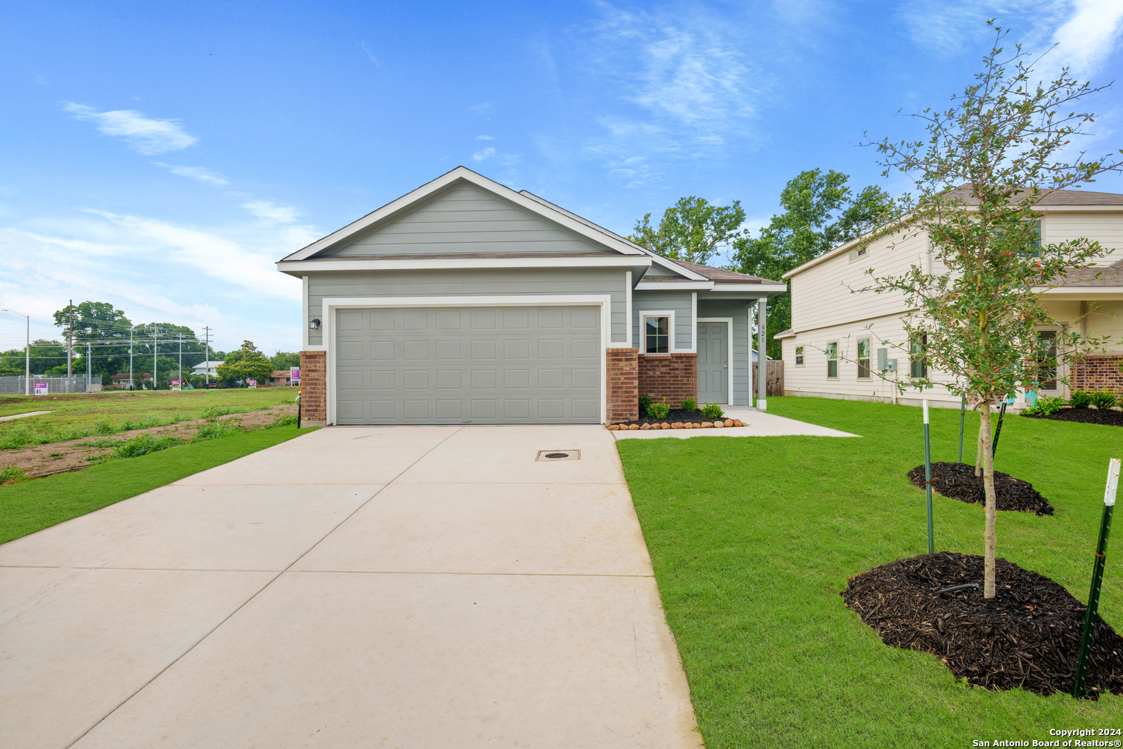 a view of a house with a yard