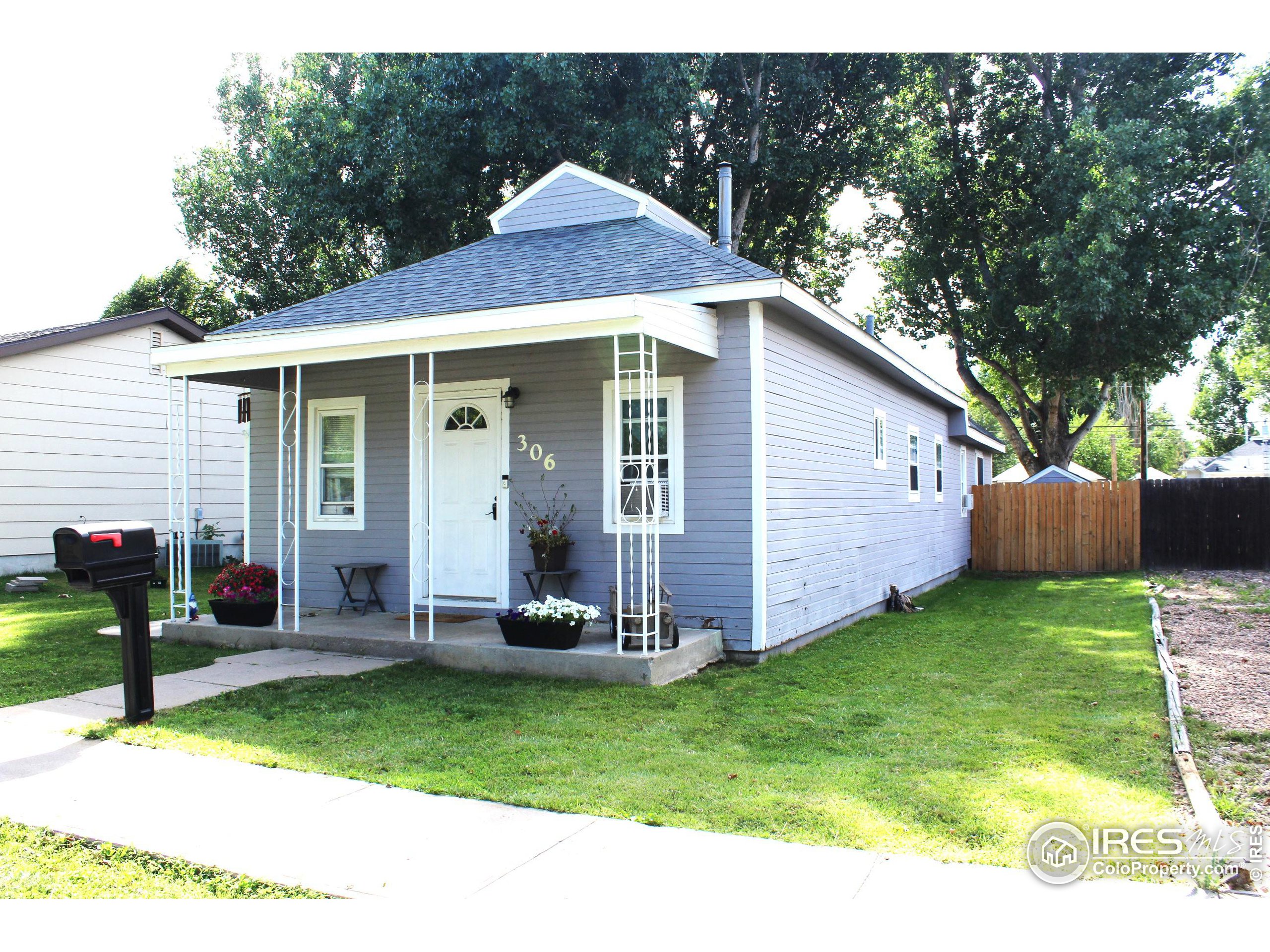 a view of a house with backyard