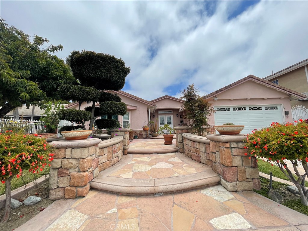 a view of a house with entertaining space