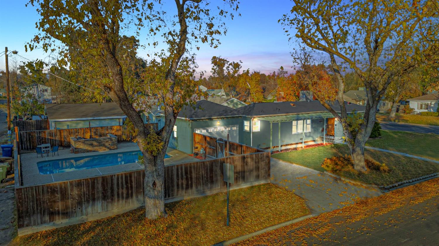 a view of a house with backyard