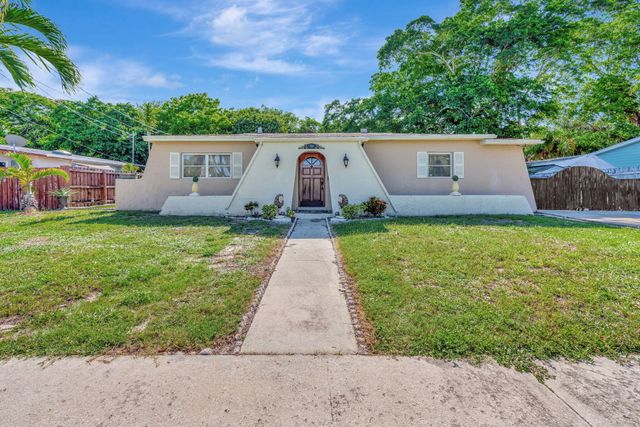 $573,000 | 306 South Caloosahatchee Avenue | Jupiter River Estates