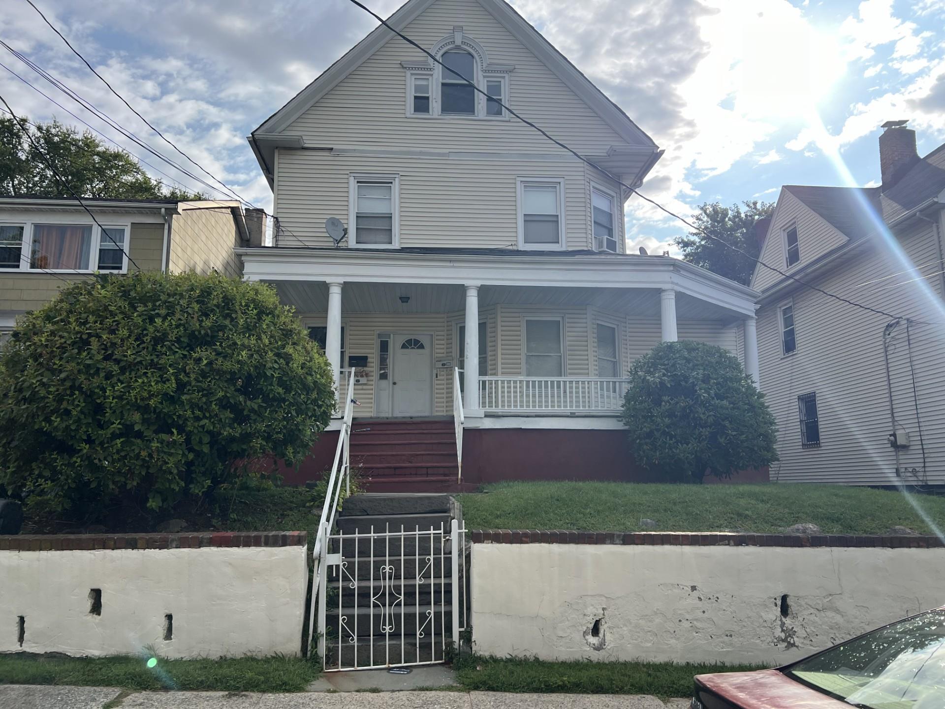 View of front facade featuring a front yard