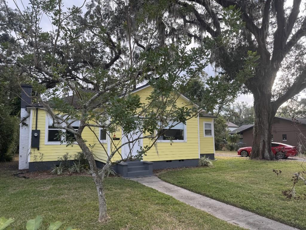 a view of a house with a yard