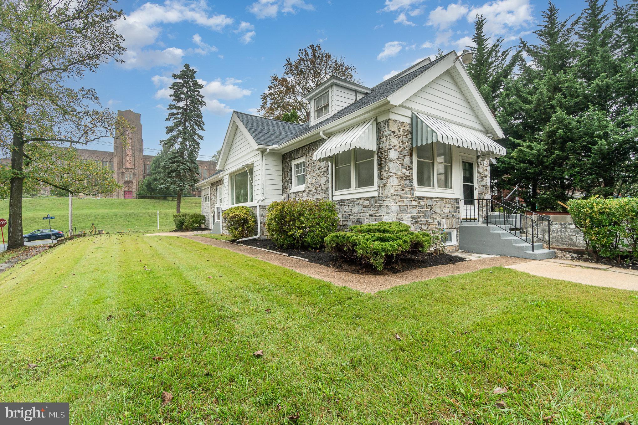 a view of an house with backyard and garden