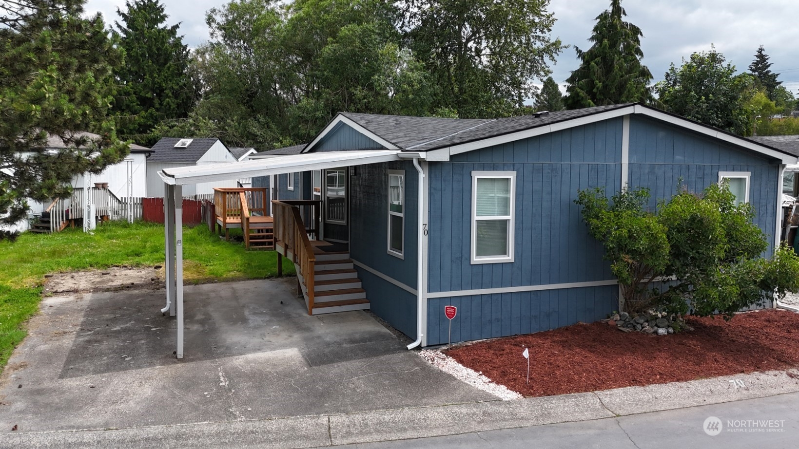 a view of a small house with yard