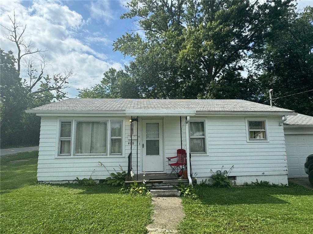 a view of front of a house with a yard