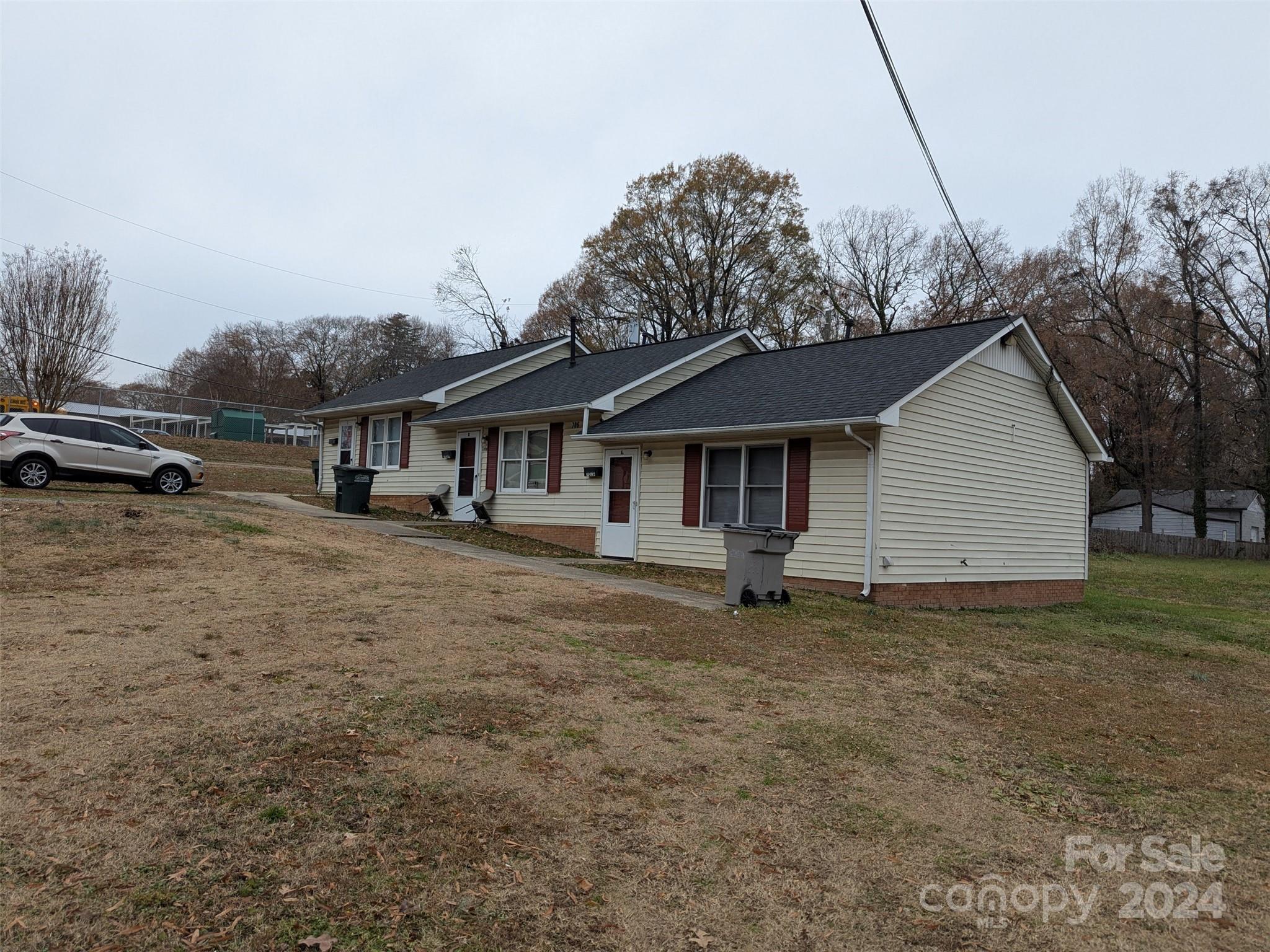 a view of a house with a yard