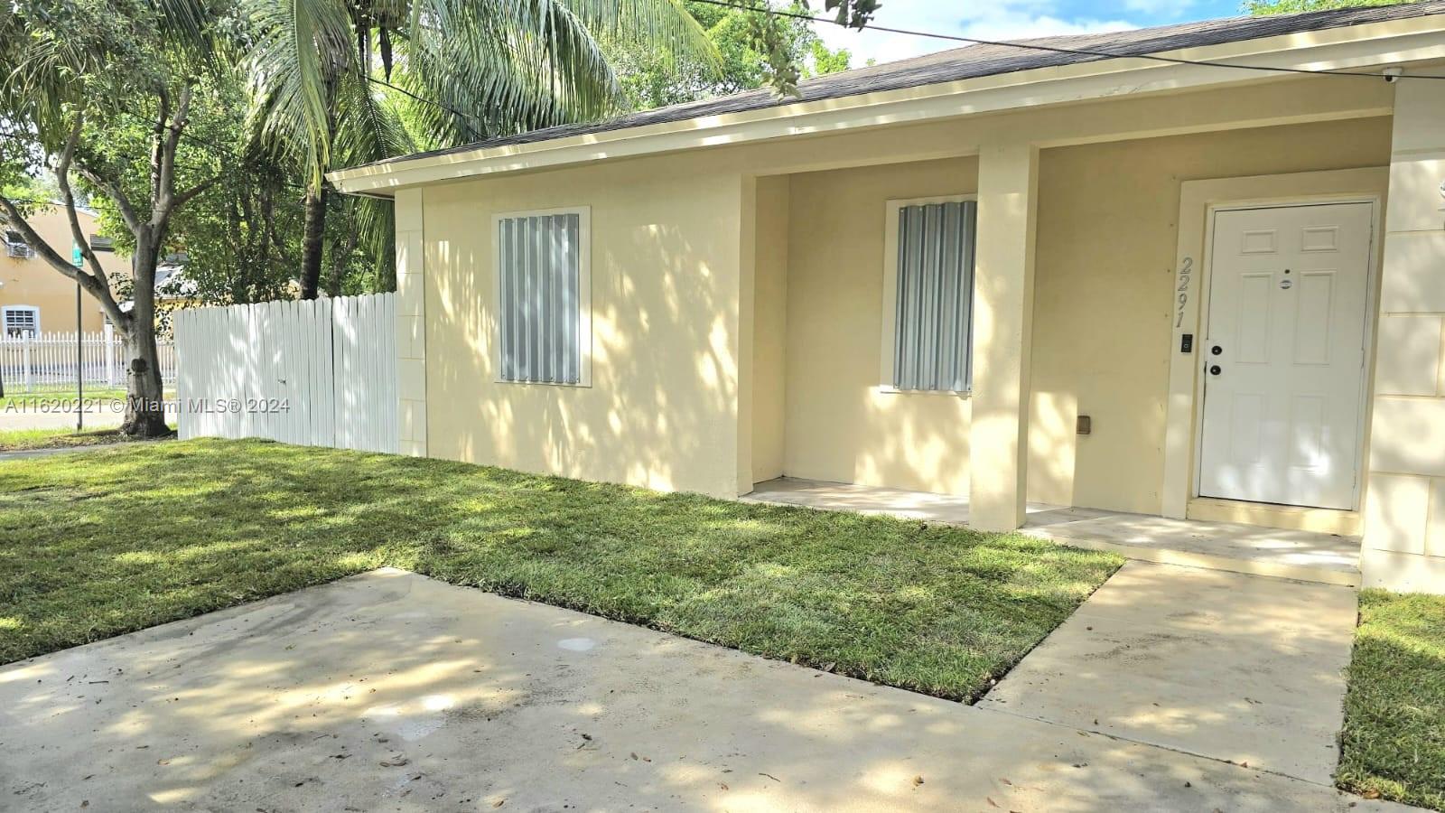 a view of a back yard of the house