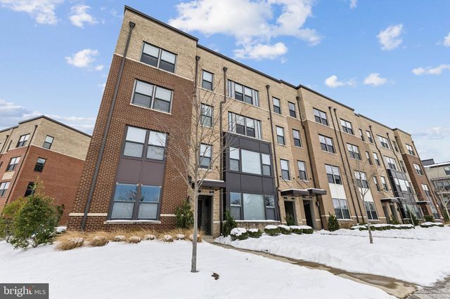 $733,000 | 9 Silverway Drive, Unit 5 | Herndon