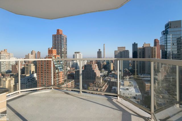 $975,000 | 300 East 74th Street, Unit 25B | Lenox Hill