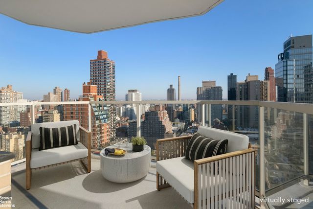 $950,000 | 300 East 74th Street, Unit 25B | Lenox Hill