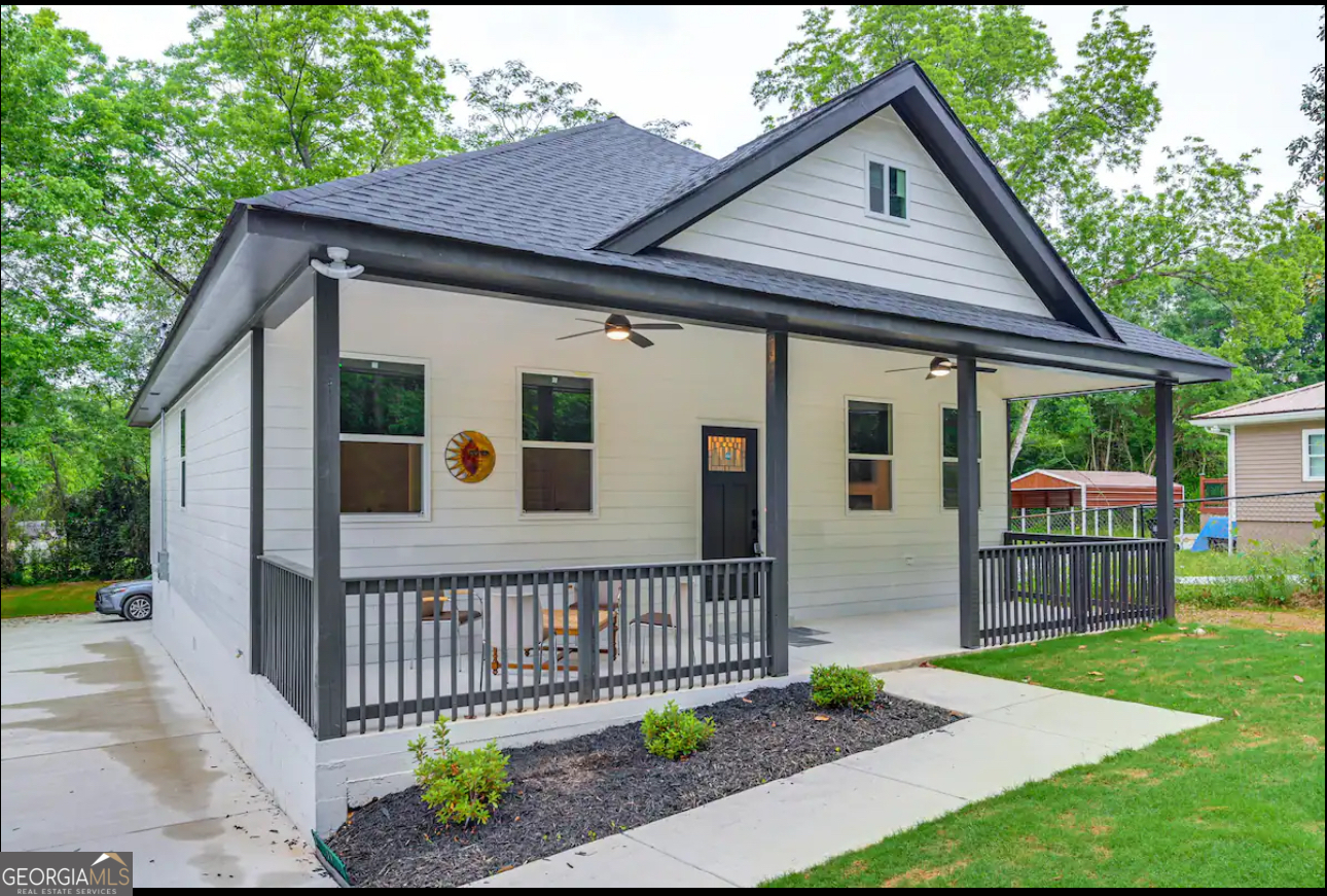 a view of a house with a yard