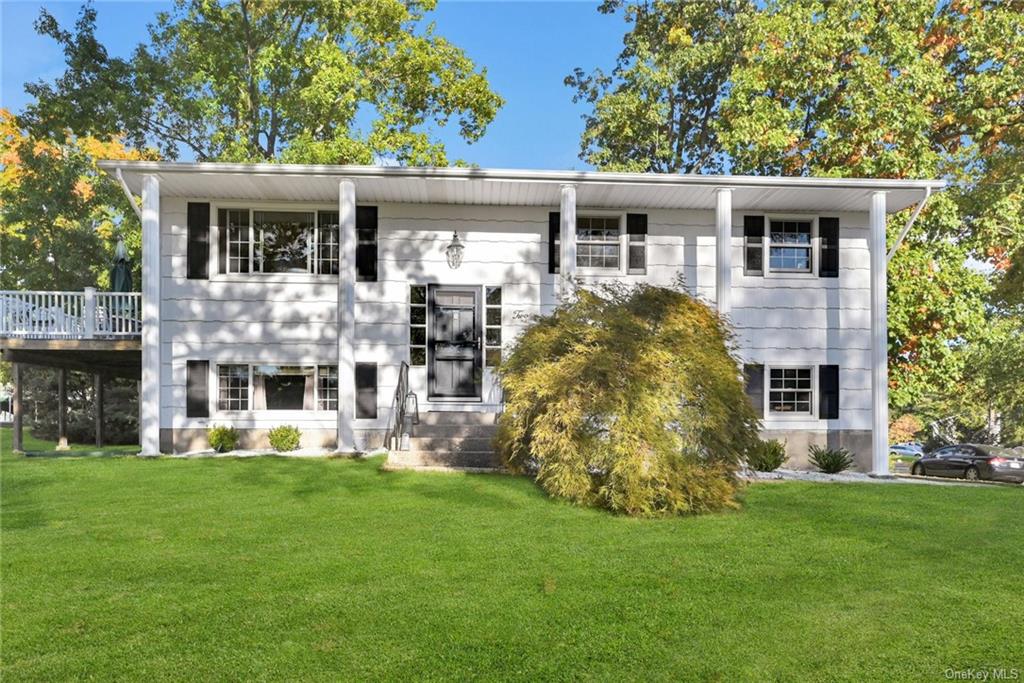 Front of house featuring a lawn