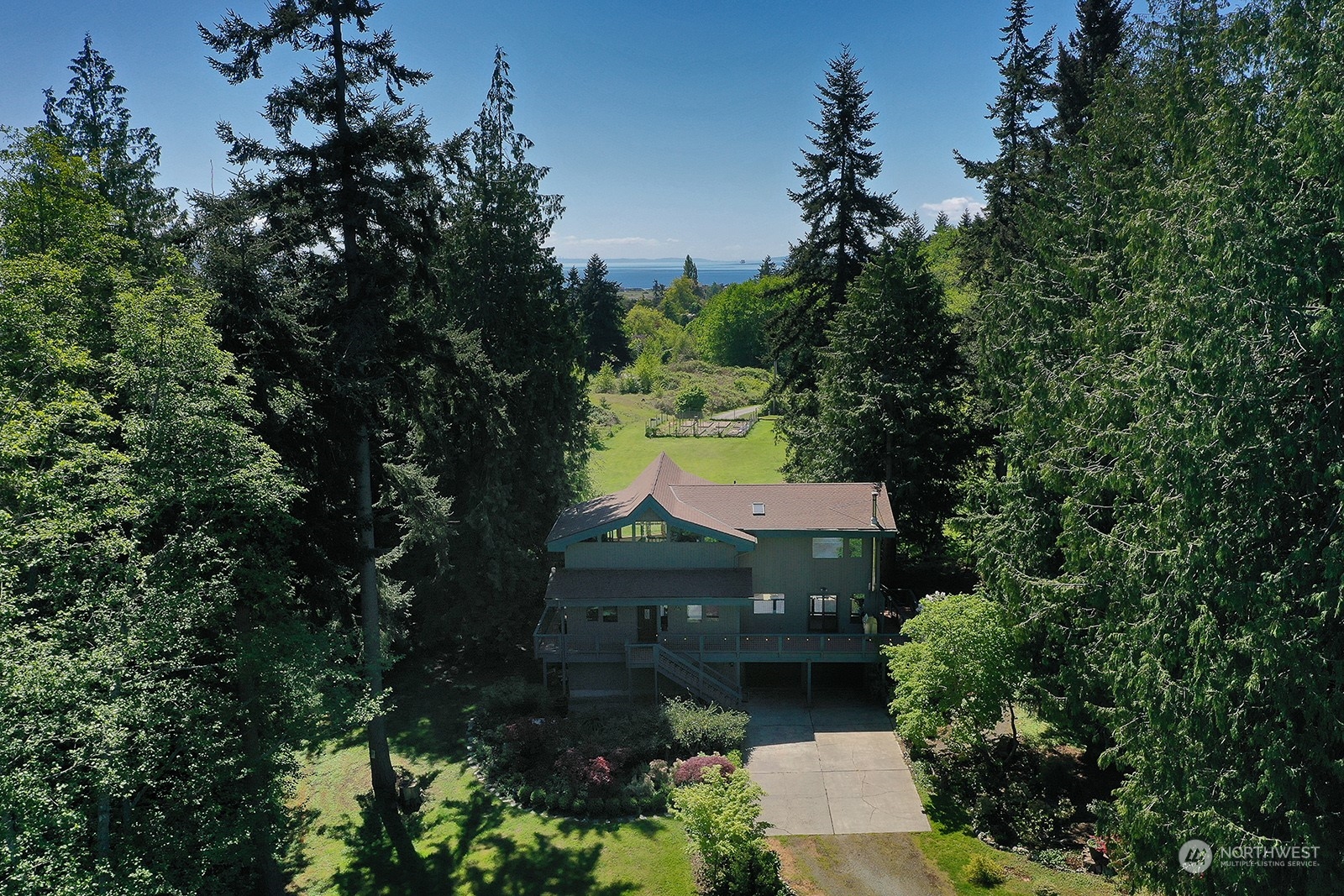 a view of house with a yard