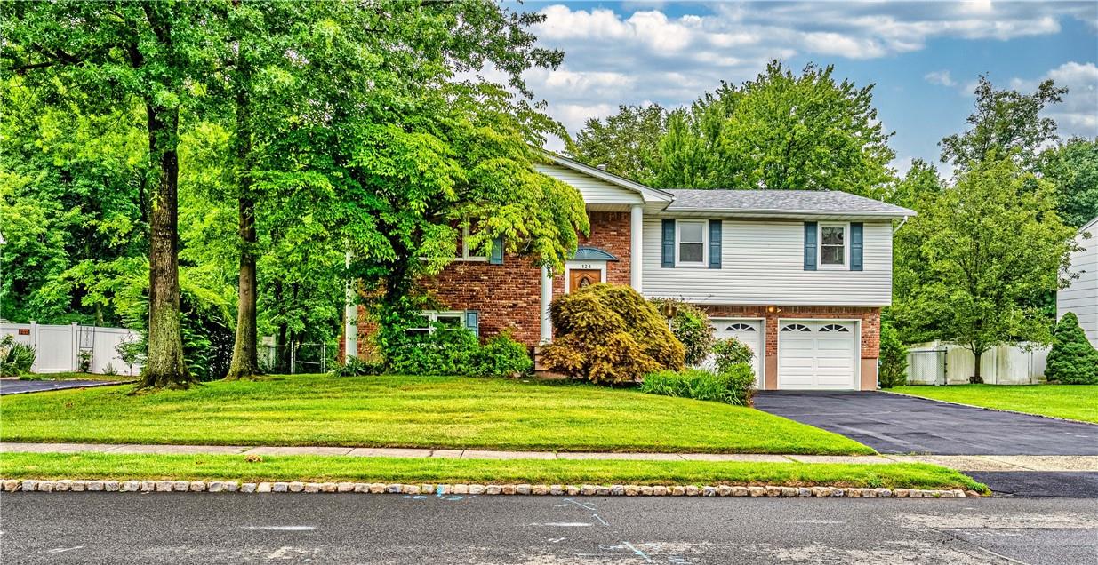 Beautiful Raised Ranch Home w/ 2-car Garage