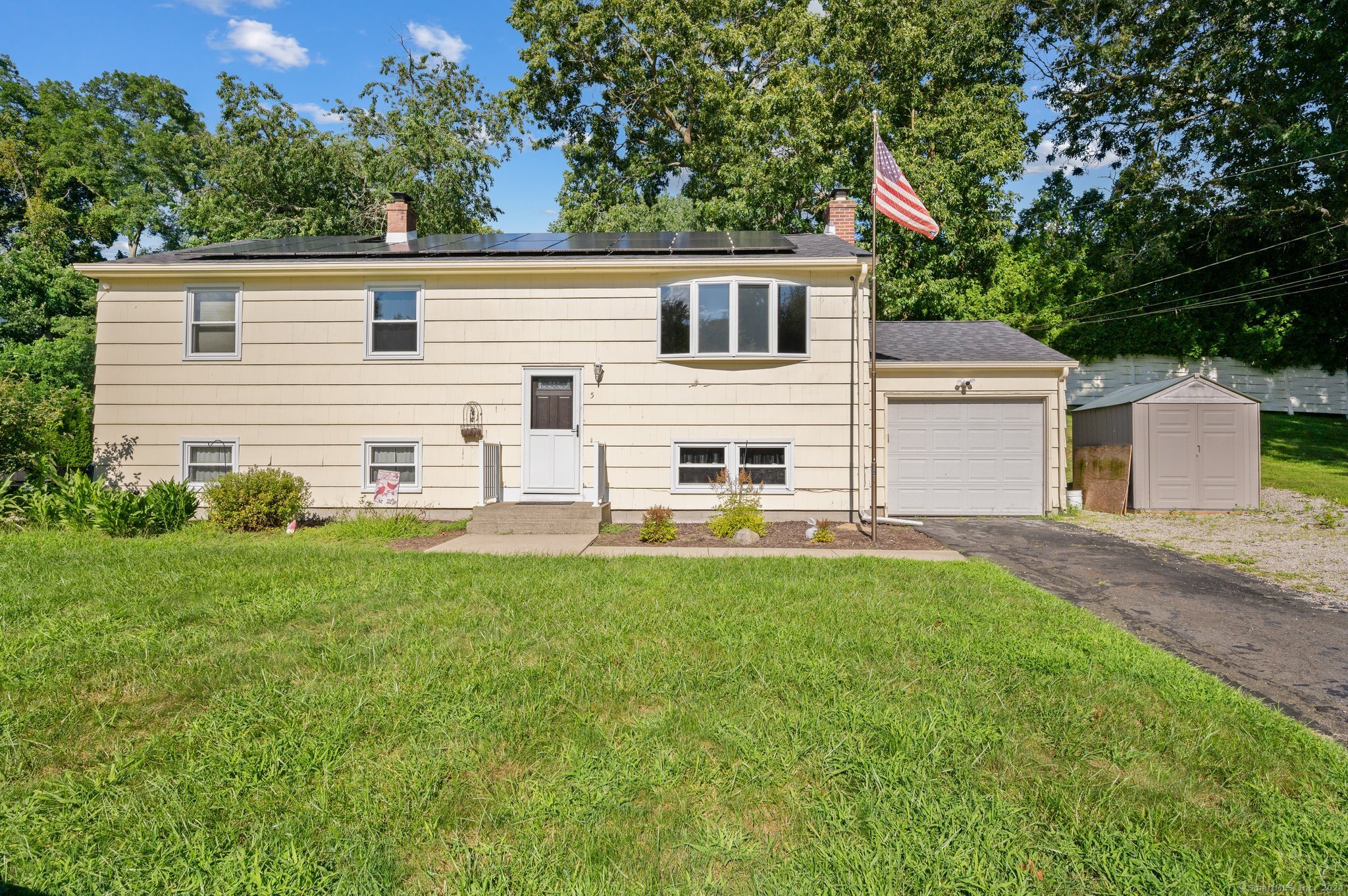 a view of a house with backyard