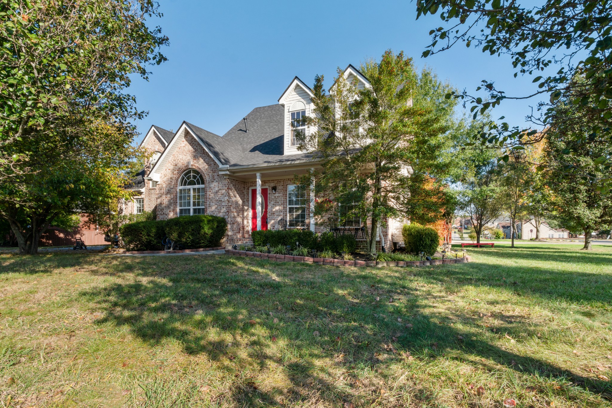 a view of a house with a yard