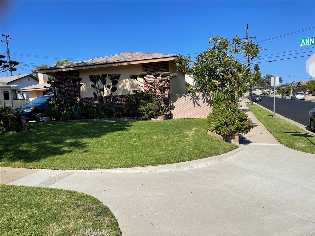 a view of a house with a yard