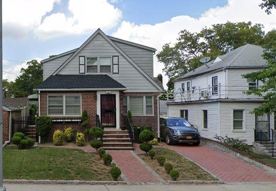 View of front of house featuring a front yard