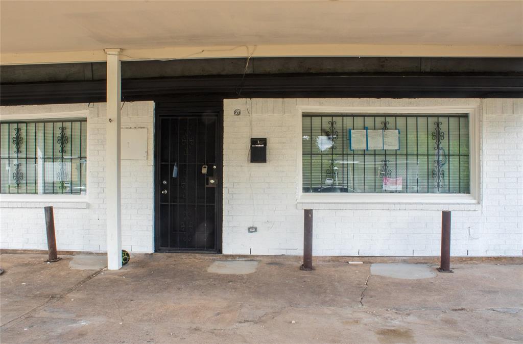 a view of entryway with a small yard